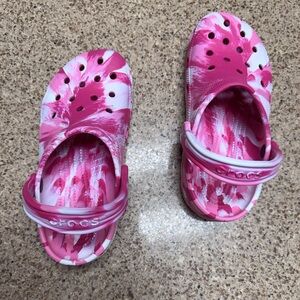 CROCS Unisex Pink and White Swirl Sandals